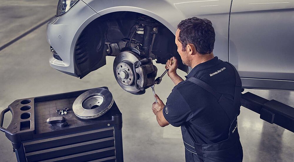 Wir erneuern die Bremsbeläge und Bremsscheiben Ihres Mercedes-Benz fachgerecht – je nach Bedarf einzeln oder als komplettes Bremspaket. [2]