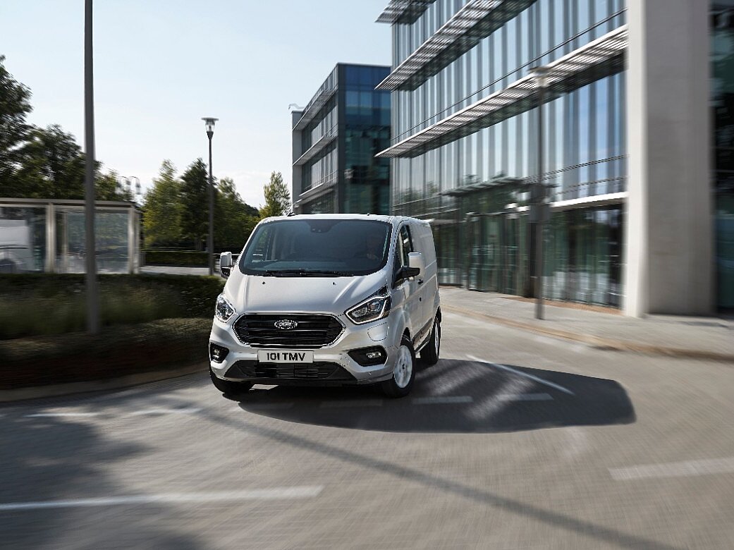 Ford Transit Custom vor Gebäuden