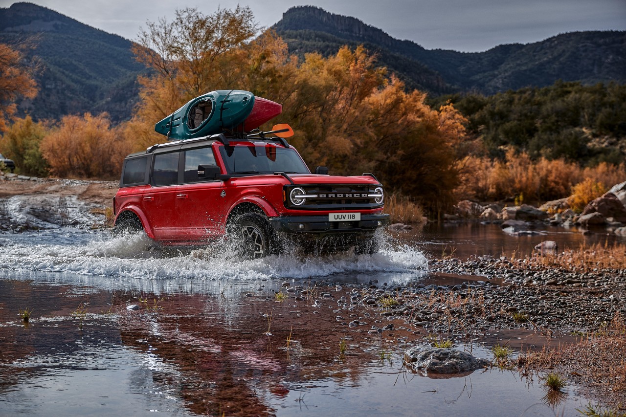 Ford Bronco fährt durch einen Fluß