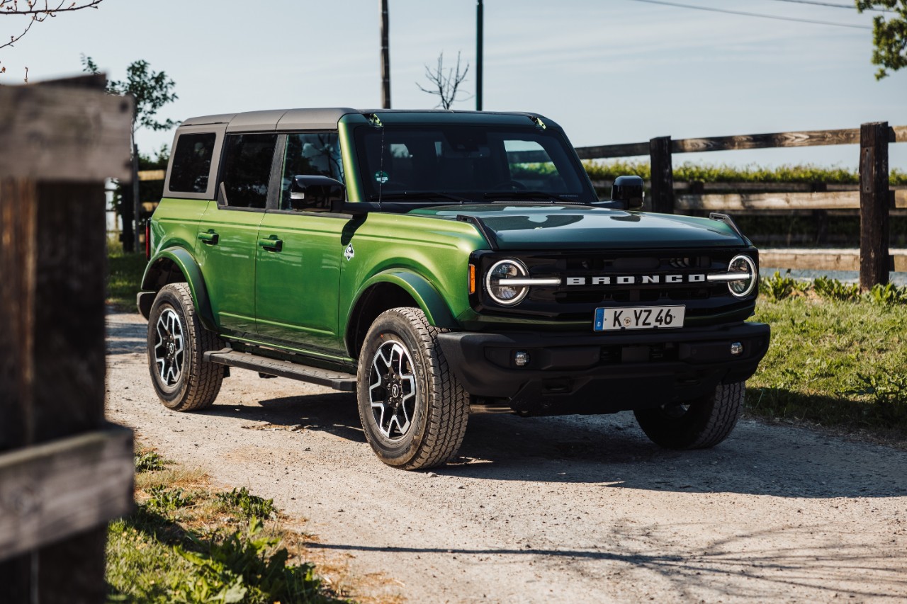 Ford Bronco Feldweg