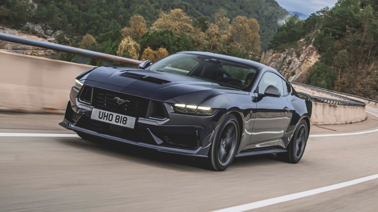 Ford Mustang auf einer Brücke
