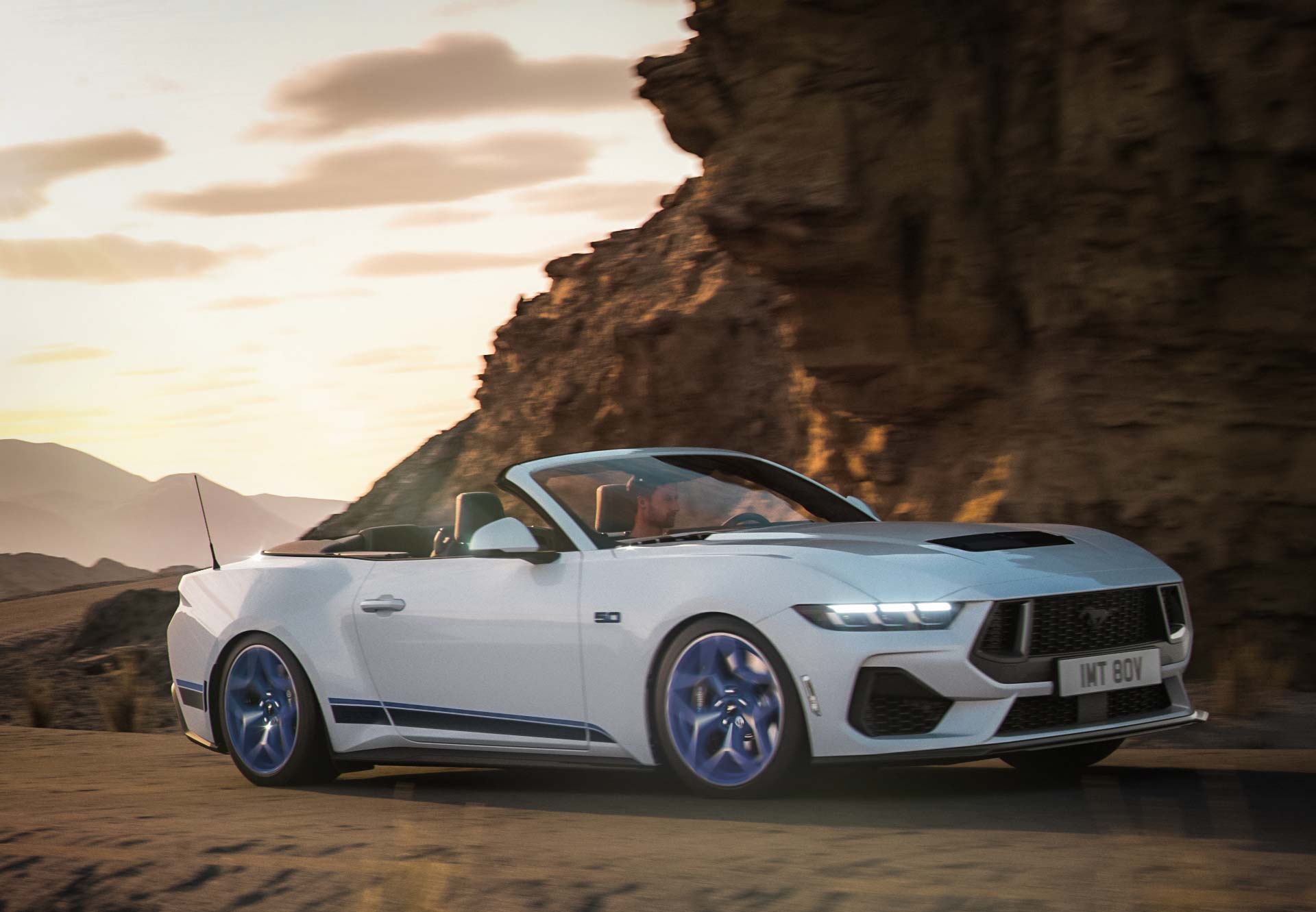Ford Mustang Cabrio auf bergiger Straße