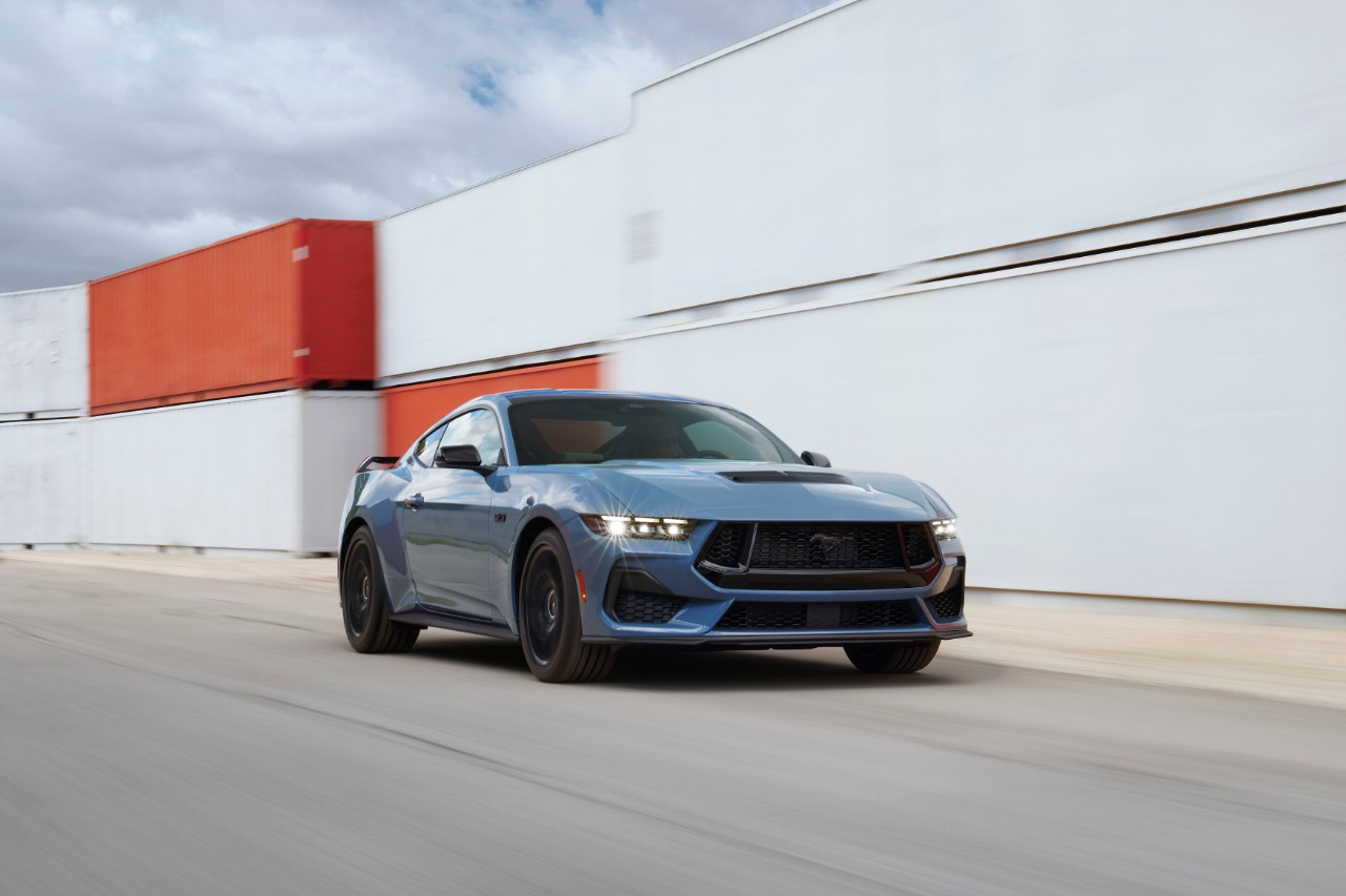 Ford Mustang vor Containern