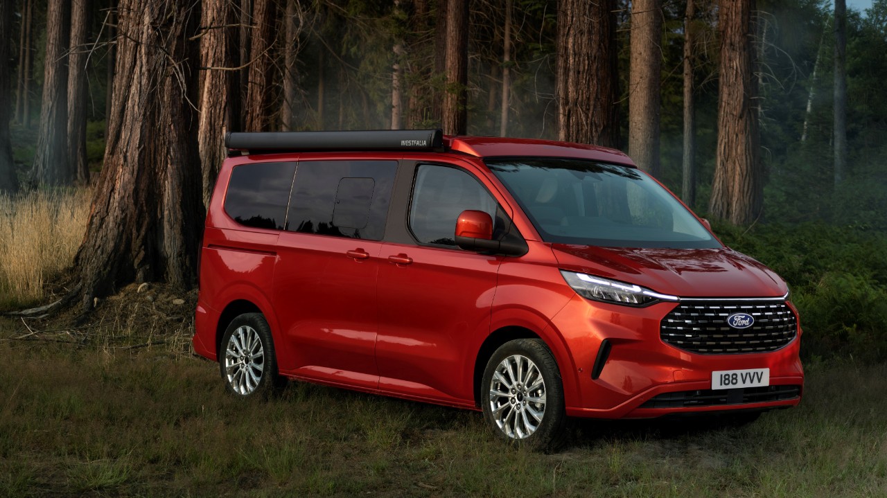 Ford Nugget im Wald