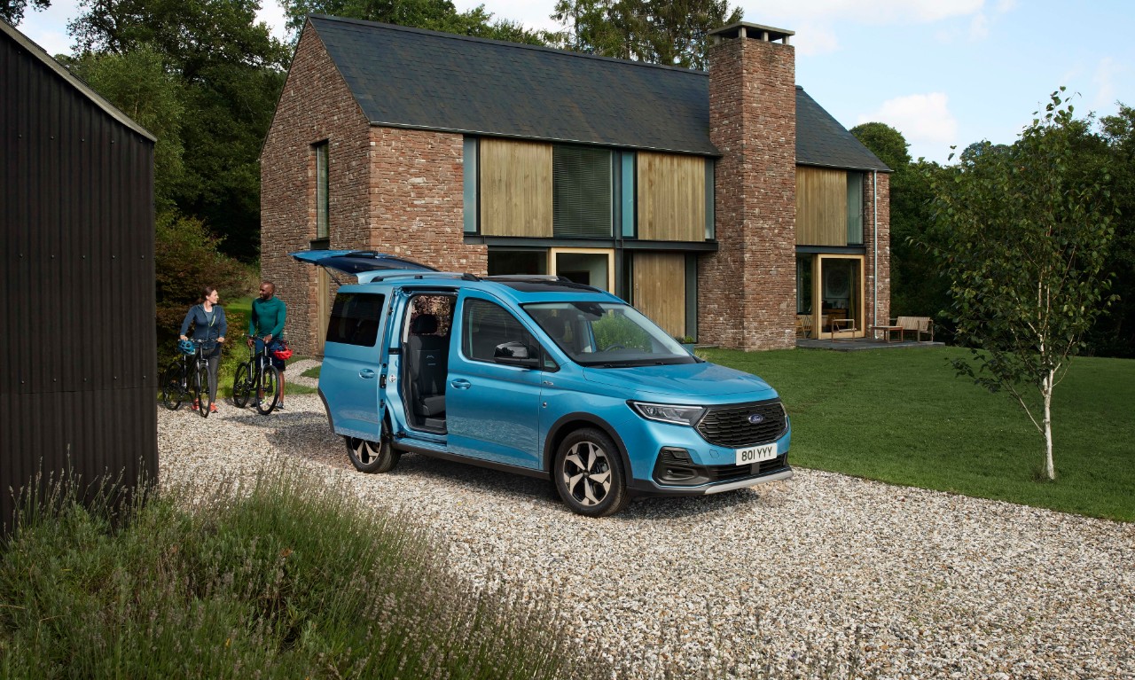 Ford Tourneo Connect vor dem Haus