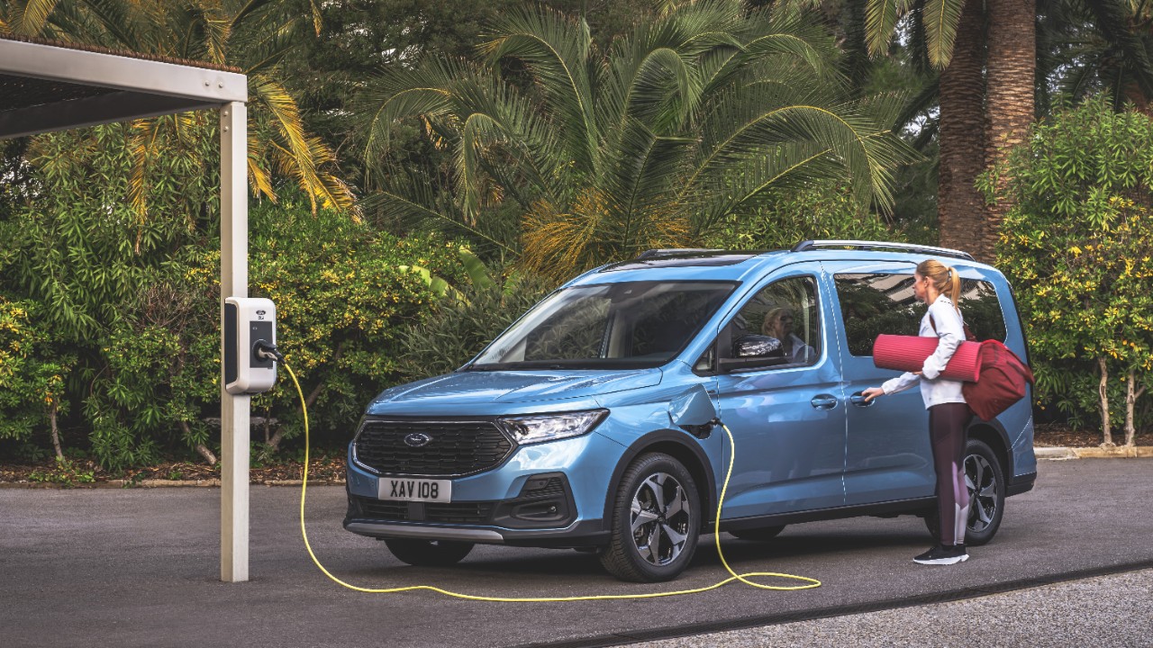Ford Tourneo Connect an der Ladesation