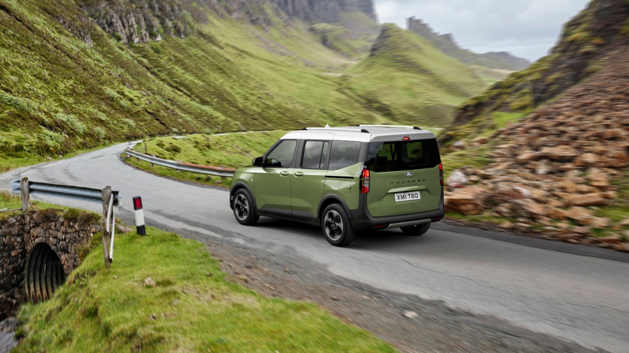 Ford Tourneo Courier seitlich von hinten