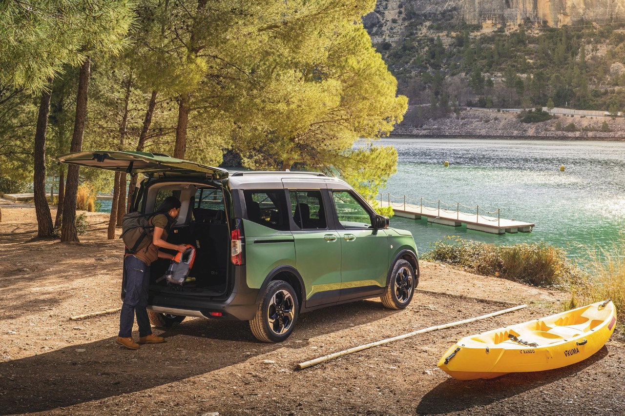 Ford Tourneo Courier seitlich von hinten am See