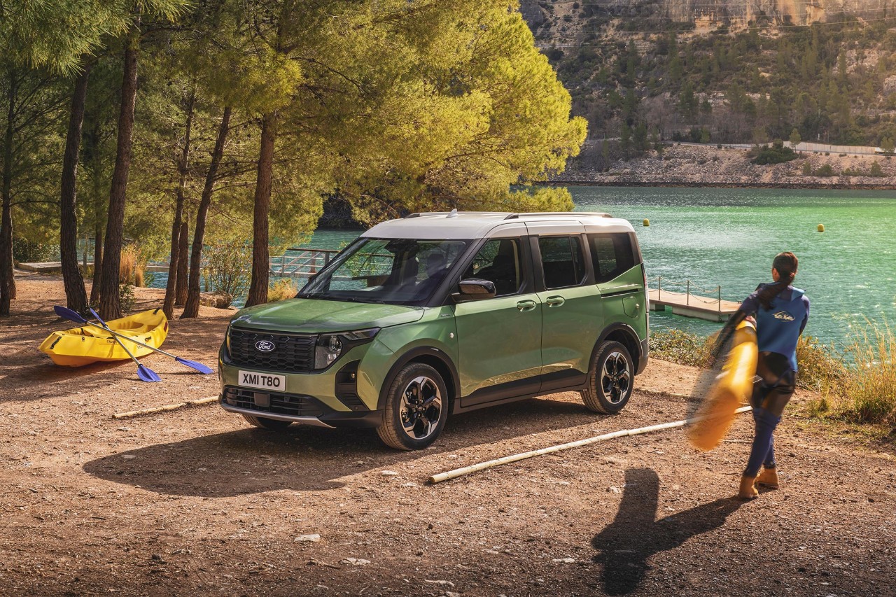 Ford Tourneo Courier seitlich von vorn am See