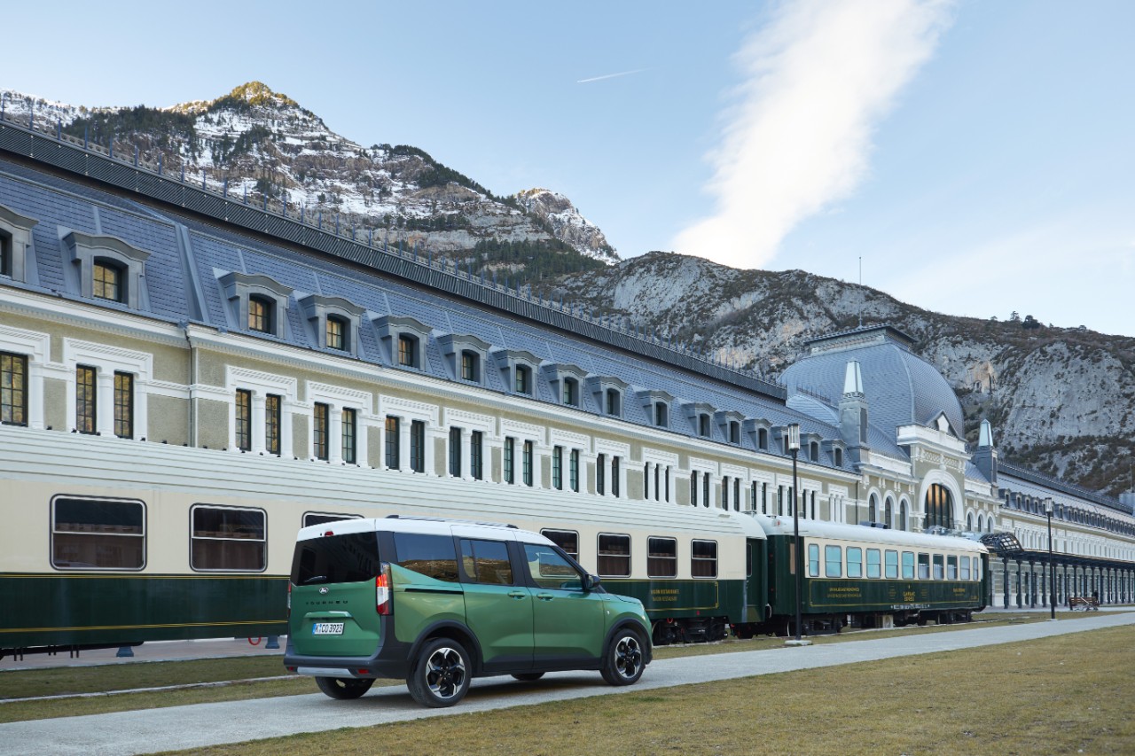 Tourneo Courier vor Gebäude