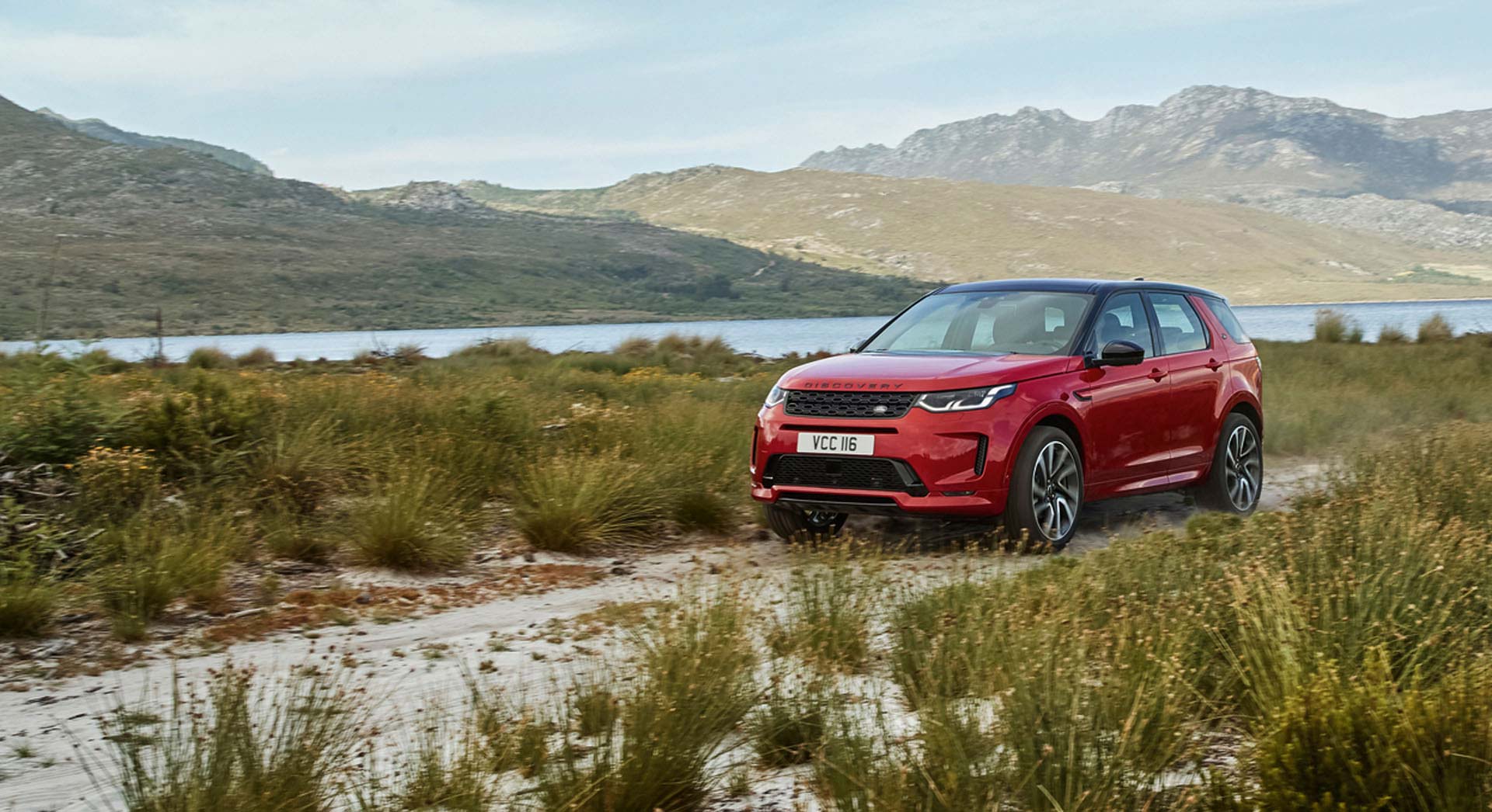 Discovery Sport an einem See