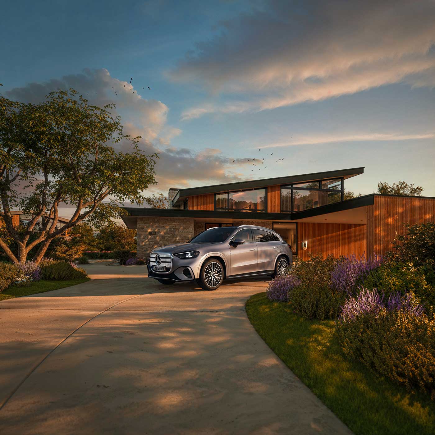 Mercedes-Benz GLC elektrisch vor Gebäude Mercedes-Benz GLC elektrisch vor Gebäude