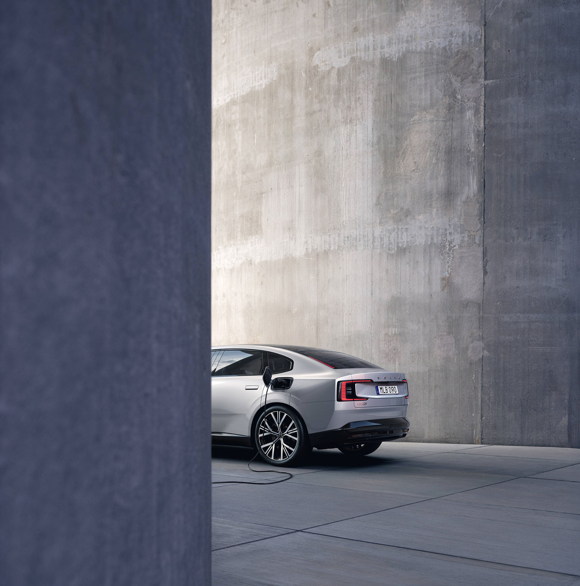 Volvo_ES90_laden