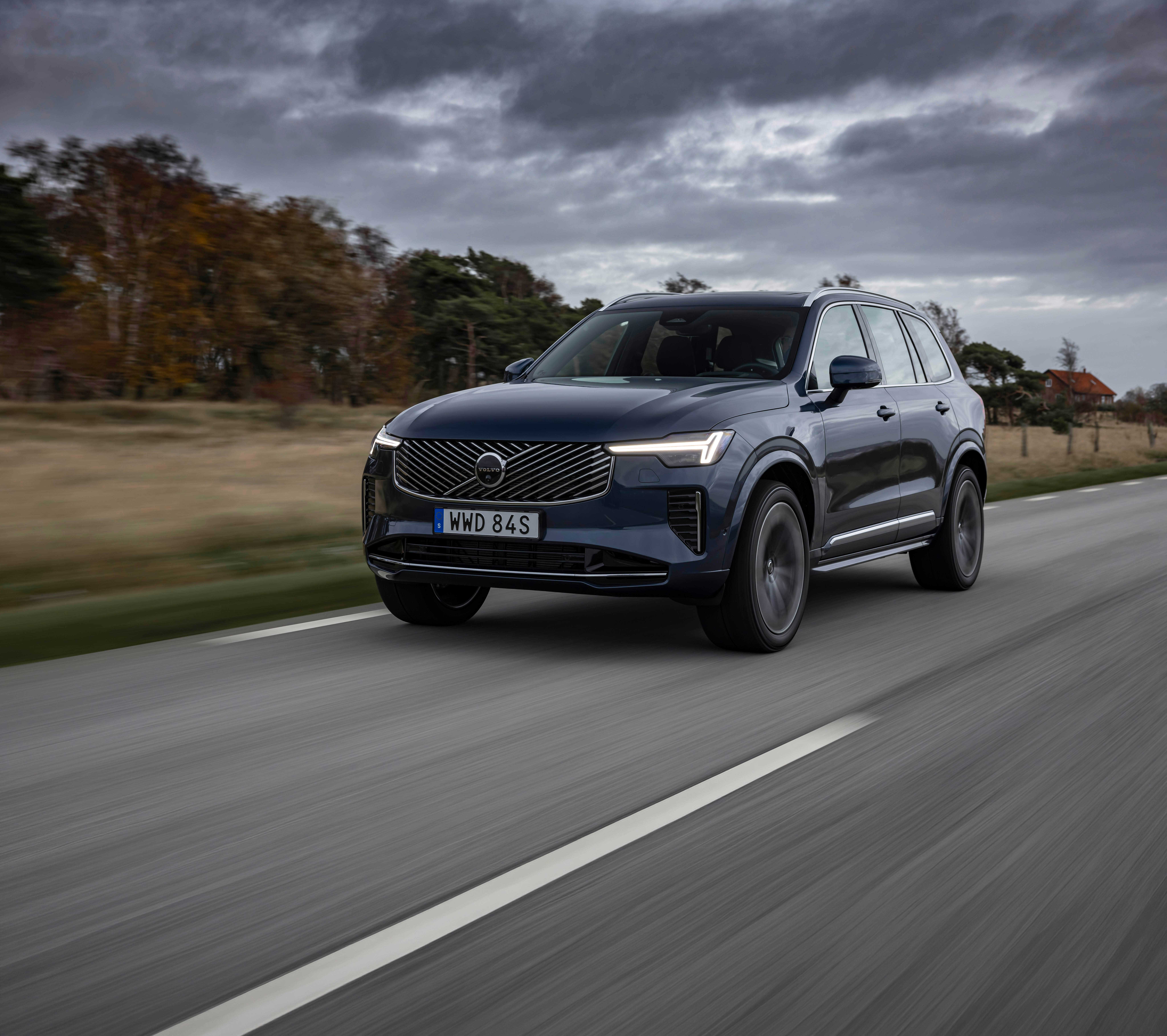 Volvo XC90 Volvo XC90 seitlich front dunkelblau