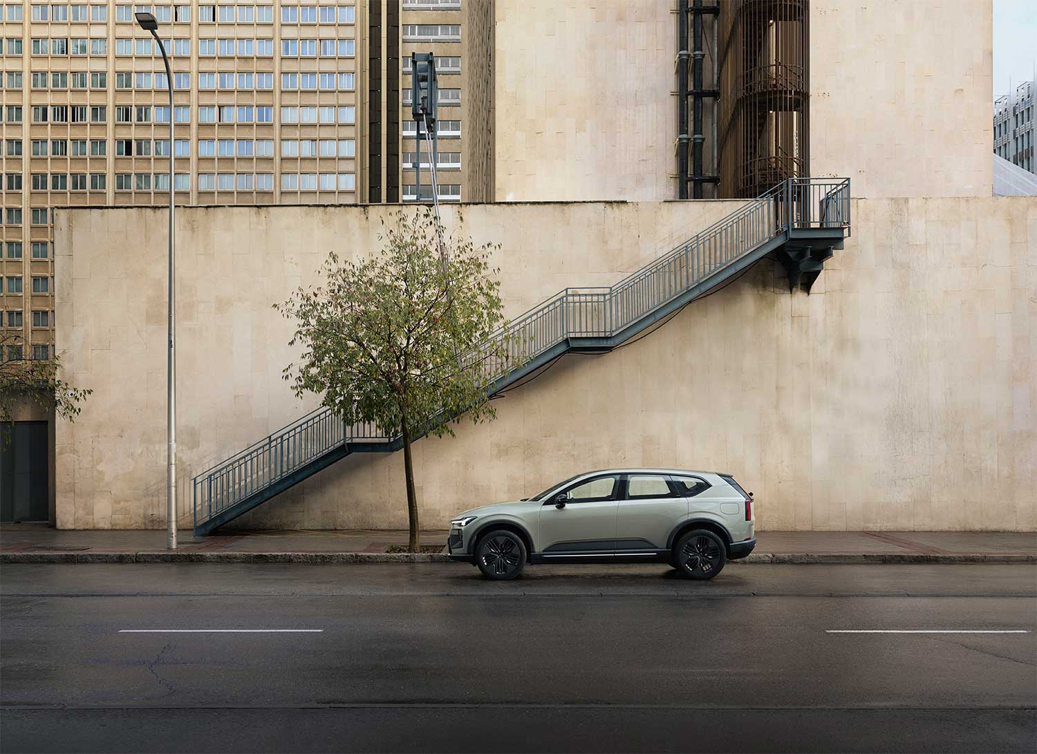 Volvo EX60 an einer Treppe