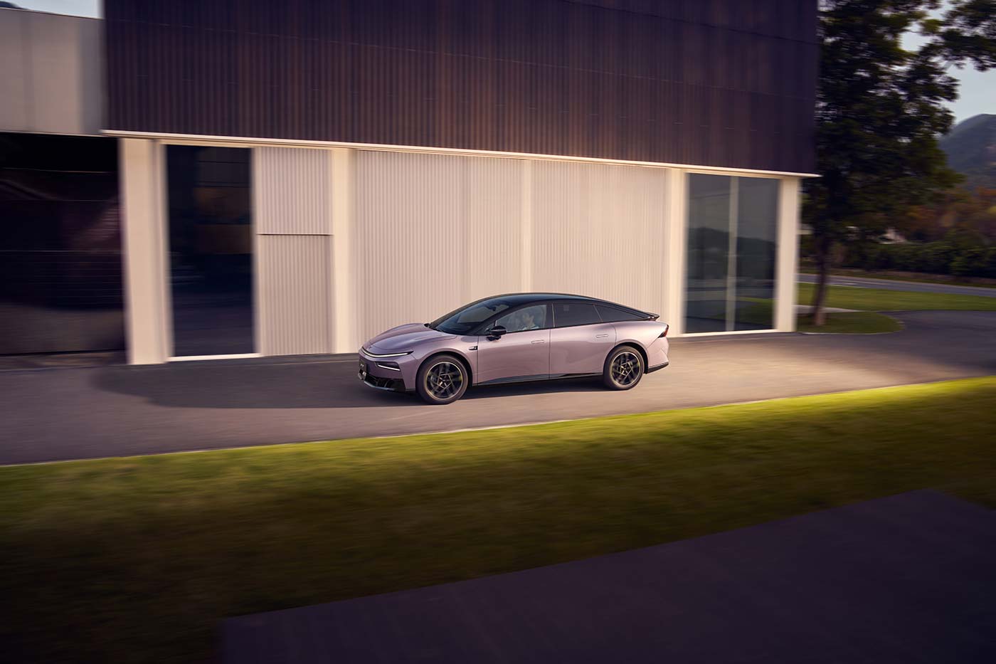 Xpeng G7+ vor Gebäude